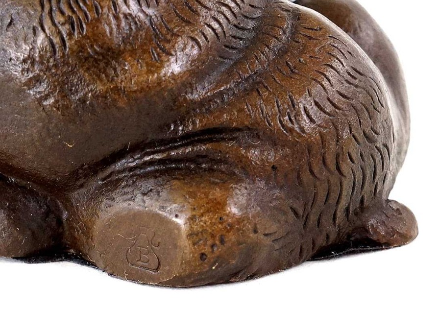 Kunst & Ambiente Bronze Animal Sculpture - Scratching English Bulldog - Viennese Animal Sculptures